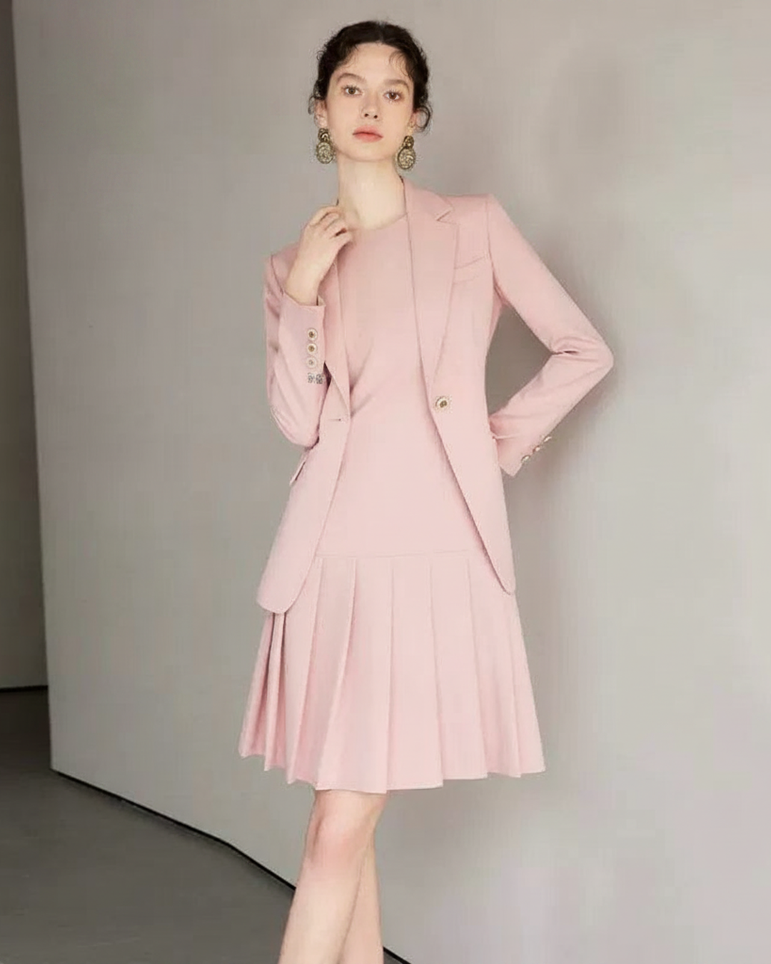 優美な桜ピンク。プリーツ揺れるドレスセットアップ