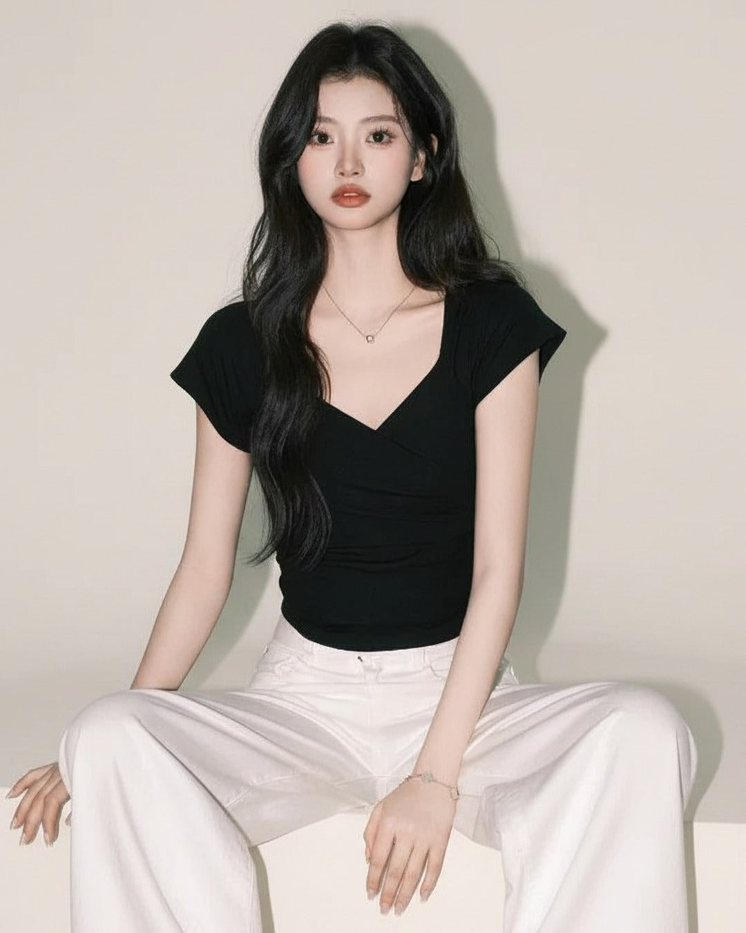 韓国シックホワイトVネック半袖Tシャツ