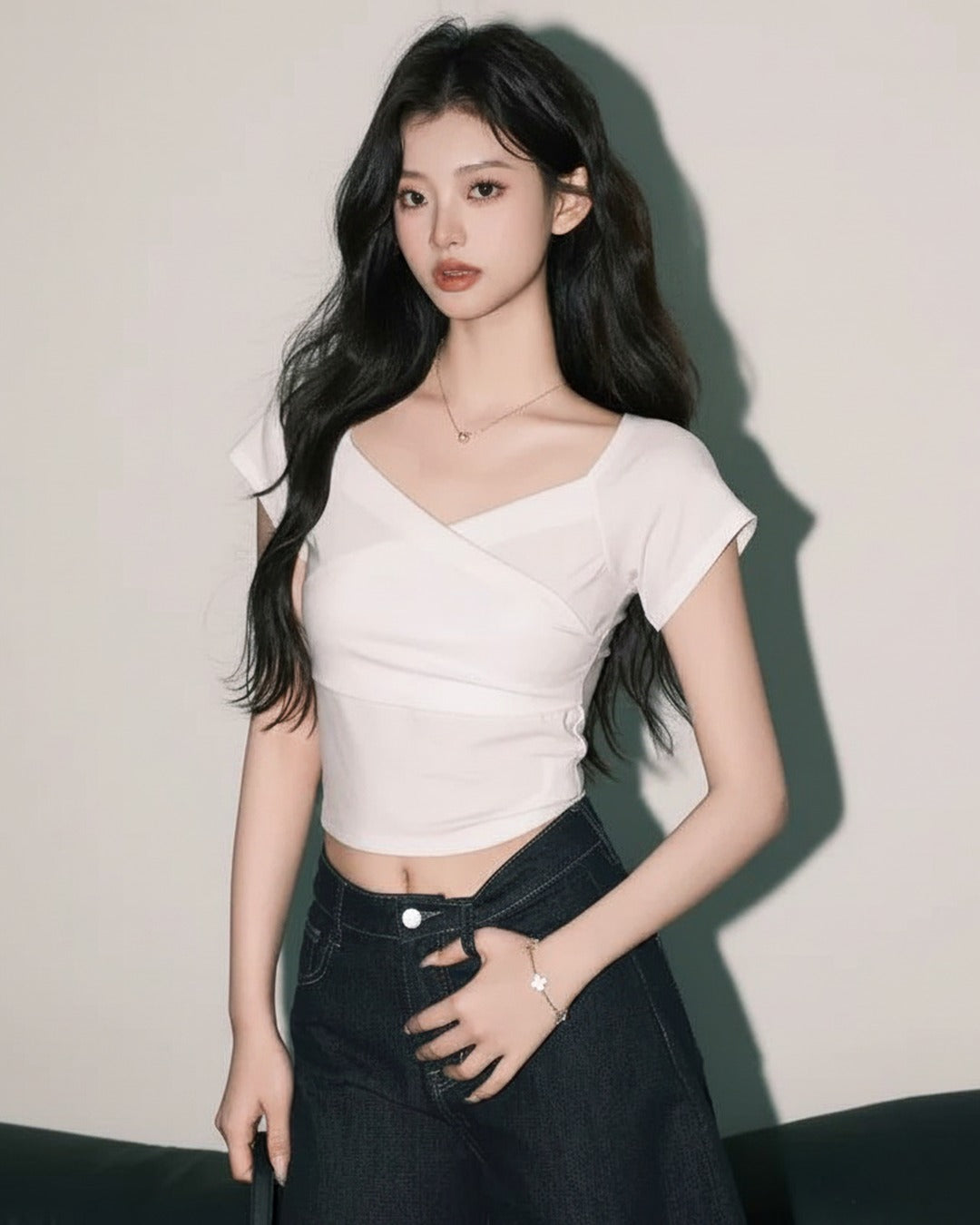 韓国シックホワイトVネック半袖Tシャツ